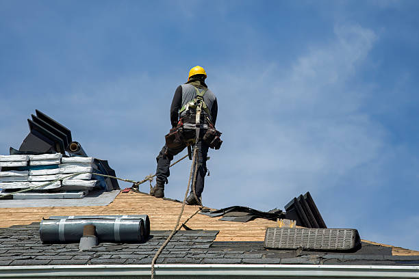 Professional Roofing technician working in Lenore, ID